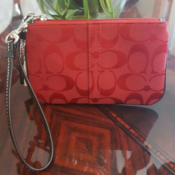 Coach Handbags - 🔴🔴Coach Wristlet (NWT)🔴🔴